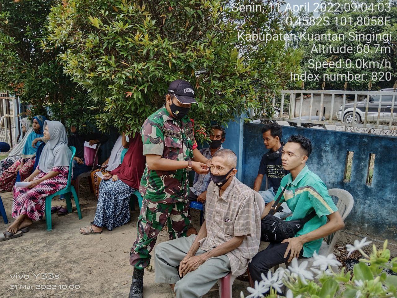 Babinsa Koramil 06/ Cerenti Kodim 0302/ Inhu Membagikan Masker Untuk Masyarakat di Desa Pulau Busuk Jaya Kecamatan Inuman Kabupaten Kuansing