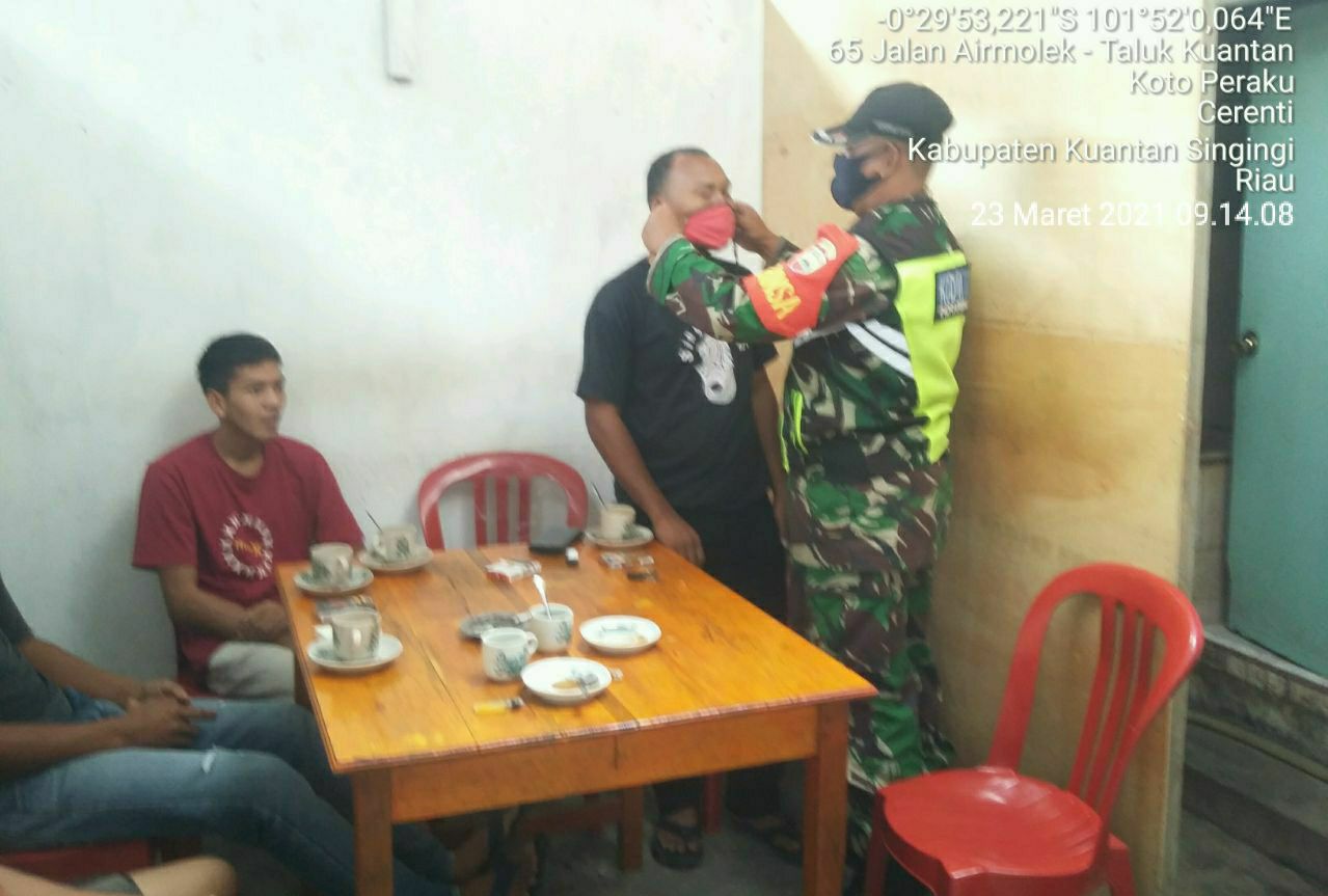 Peduli Kesehatan Masyarakat, Babinsa Koramil 06/Cerenti Dim 0302/Inhu Bagikan Masker Kepada Warga Binaan