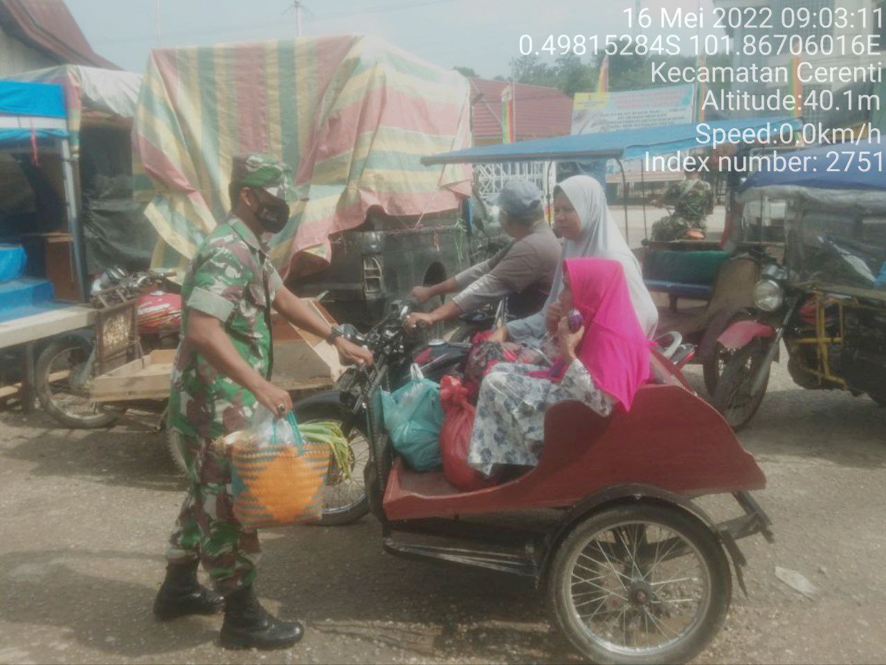 Peduli Dengan Warga Binaan, Babinsa Koramil 06/Cerenti Kodim 0302/Inhu Membantu Angkat Belanja Warga Keatas Becak Ke Desa Sikakak