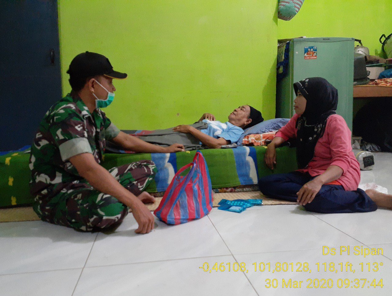 Peduli Antar Sesama, Babinsa Koramil 06/Cerenti Dim 0302/Inhu Sertu Efison Besuk Warganya Yang Sedang Sakit. 