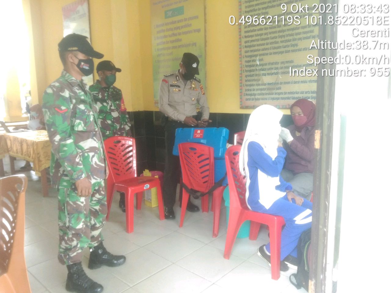 Peran Serta Koramil 06/Cerenti Kodim 0302/Inhu Dalam Vaksinasi Covid-19 di Salah Satu Sekolah