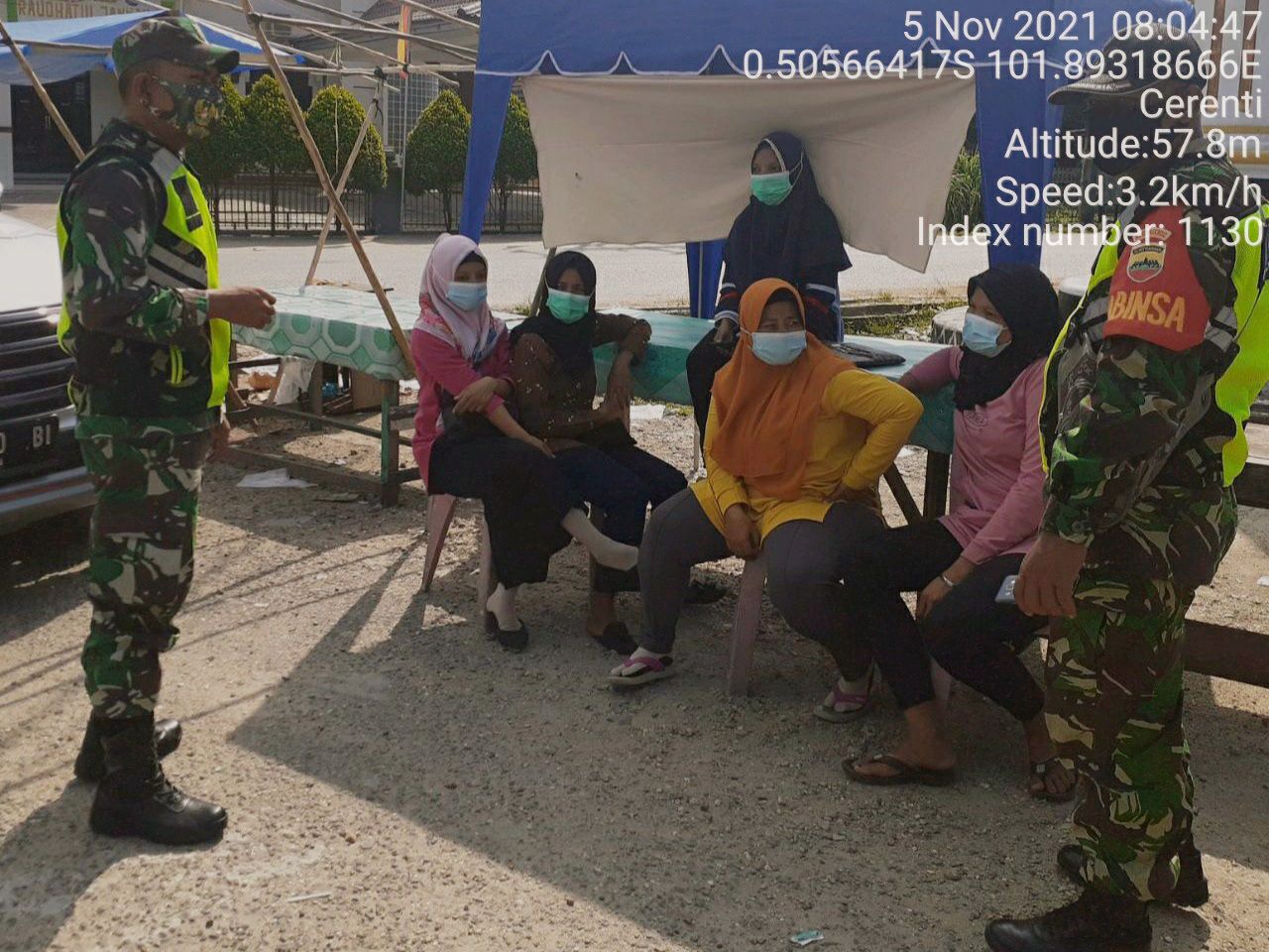 Sertu Efison Anggota Koramil 06/Cerenti Dim 0302/Inhu Berikan Sosialisasi Serta Himbauan Kepada Warga Agar Patuhi Prokes Covid-19 di Pulau Panjang Cerenti Kecamatan Cerenti