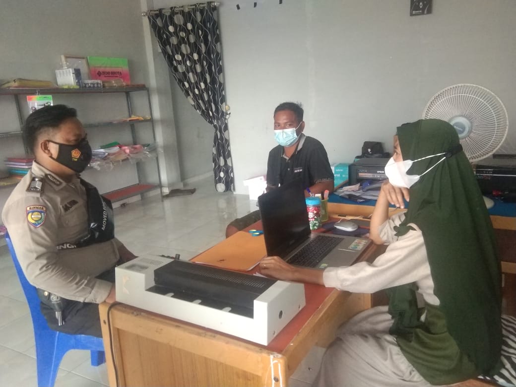 Cegah Covid-19, Bhabinkamtibmas Bersama Bidan Desa Pangkalan Panduk Sambangi Warga