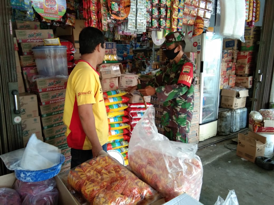 Babinsa Koramil 15/KK Cek Harga Sembako di Pasar Tradisonal Secara Rutin