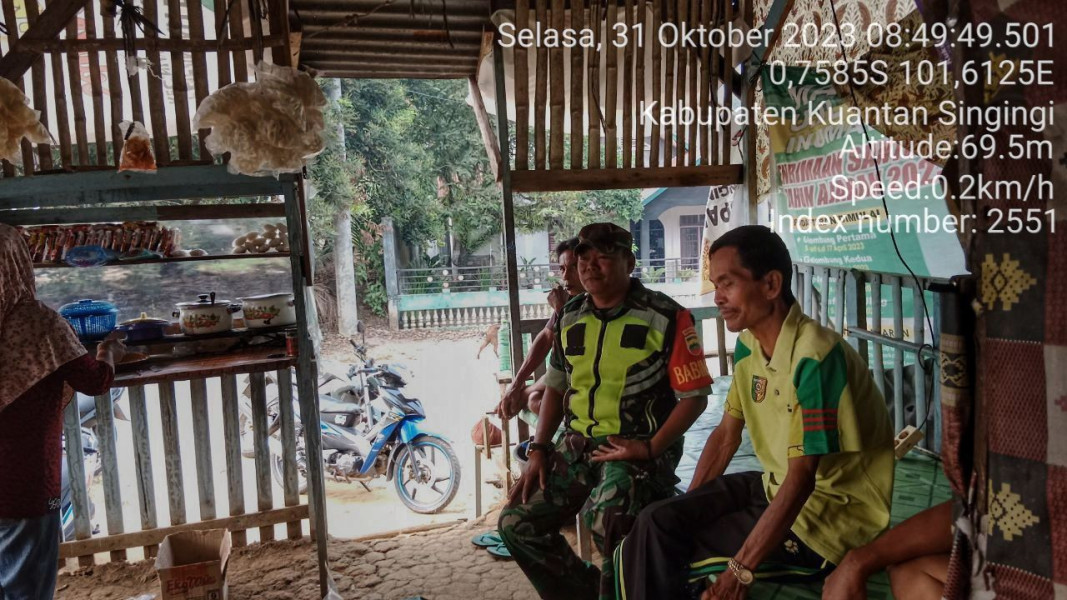 Babinsa Koramil 06/Cerenti  Kodim 0302/Inhu, Serka Heriyus Saputera Lakukan Komsos Di Kampung Pancasila Desa Bedeng Sikuran Kecamatan Inuman