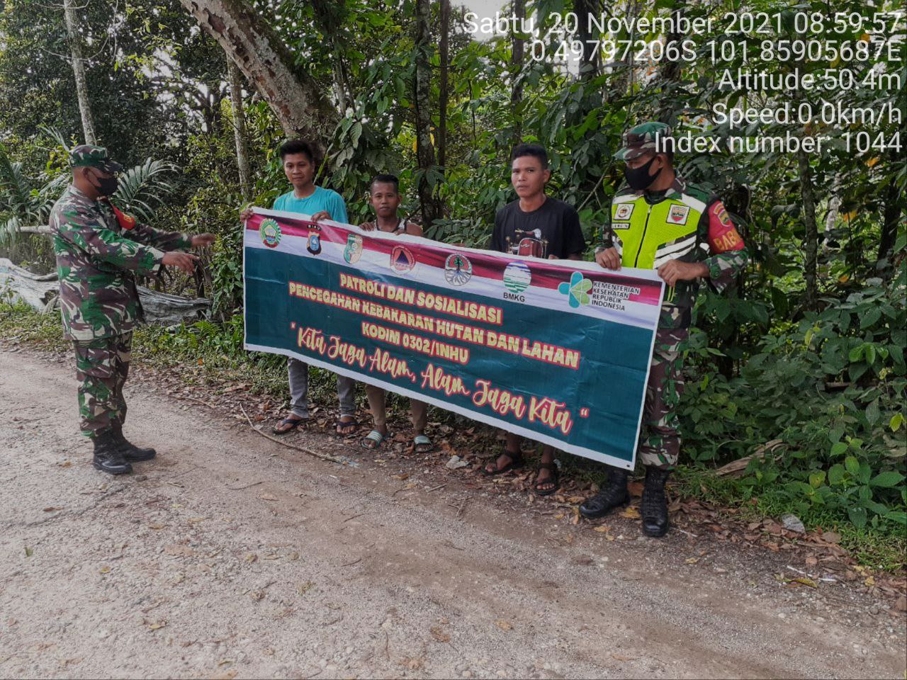 Babinsa Koramil 06/Cerenti Kodim 0302/ Inhu Laksanakan sosialisasi Sebagai Upaya Untuk Mencegah Kebakaran Hutan Dan Lahan di Desa Tanjung Medan KrcaKecam Cerenti Kabupaten Kuansing