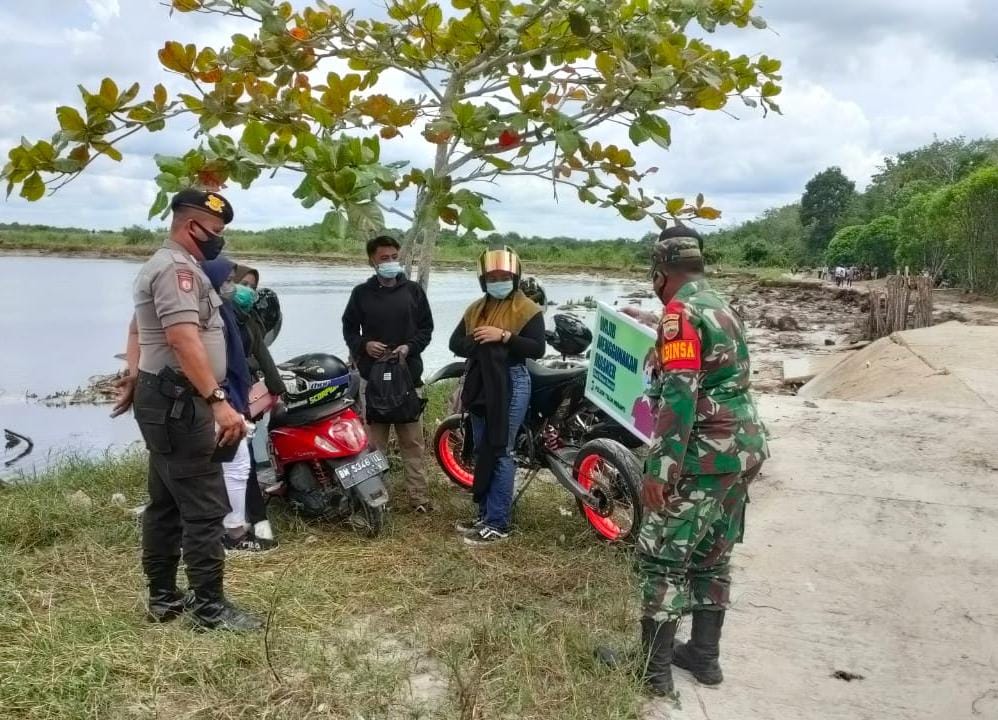 Tingkatkan Disiplin Prokes, Polsek Teluk Meranti Lakukan Imbauan di Pantai Ogis