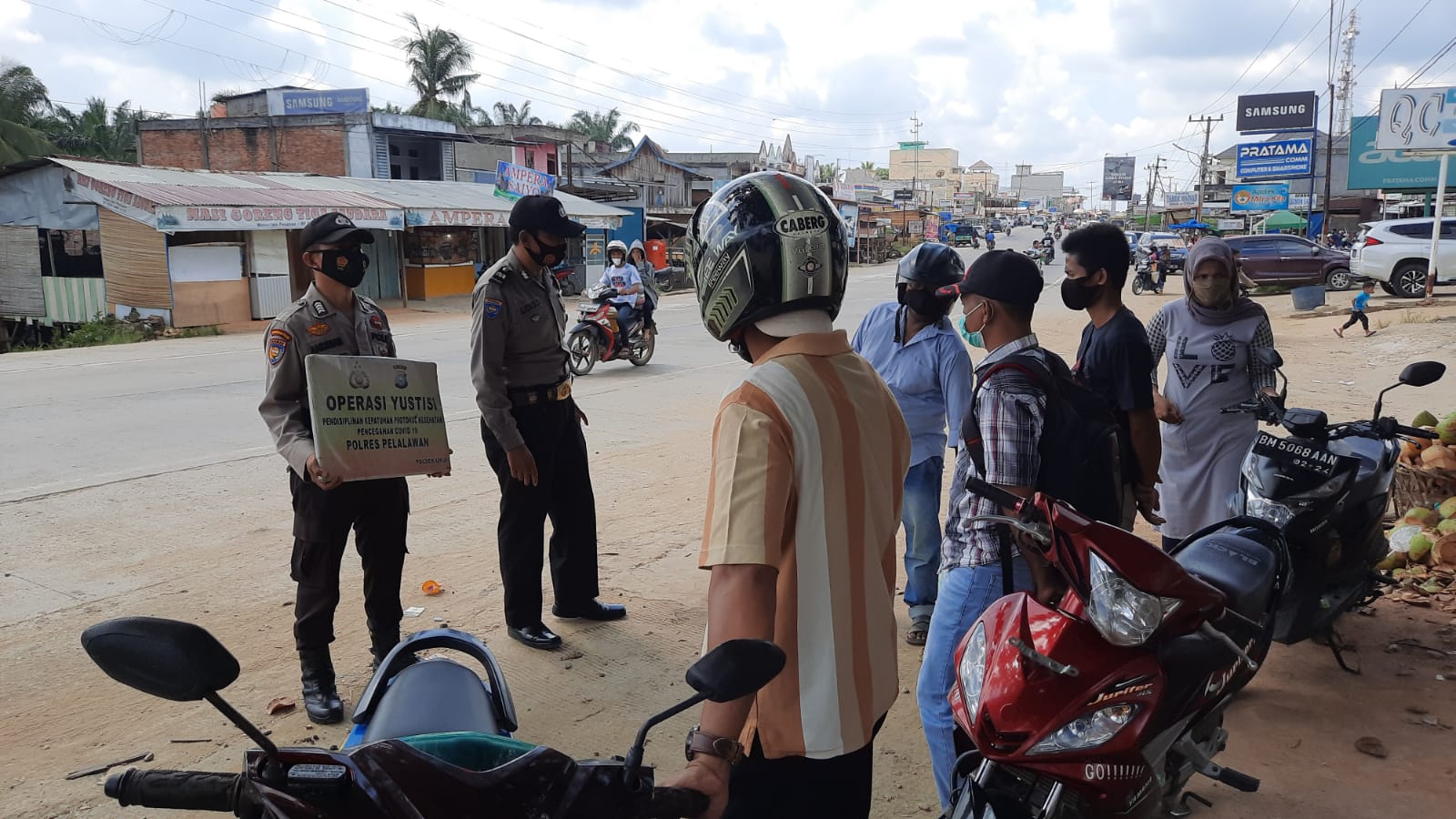 Sembari Patroli Kamtibmas, Polsek Ukui Edukasi Masyarakat Terkait Prokes