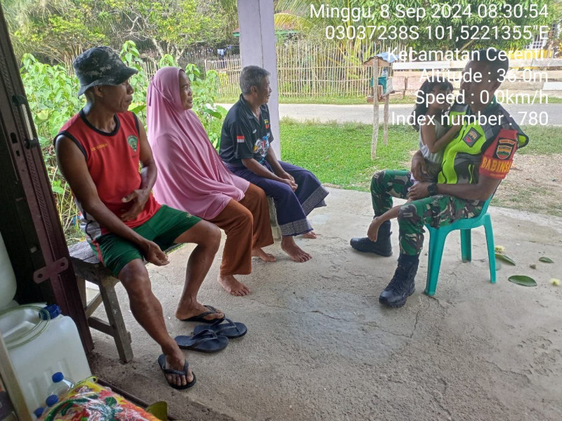 Pratu Reki Gunawan Babinsa Koramil 06/Cerenti Kodim 0302/Inhu Melaksanakan Komsos Dengan Warga Di Desa Pulau Bayur Kecamatan Cerenti 