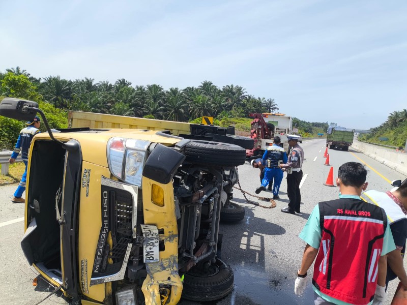 Pajero Tabrak Truk hingga Terguling di Tol Pekanbaru-Dumai, Diduga Pengemudi Tertidur