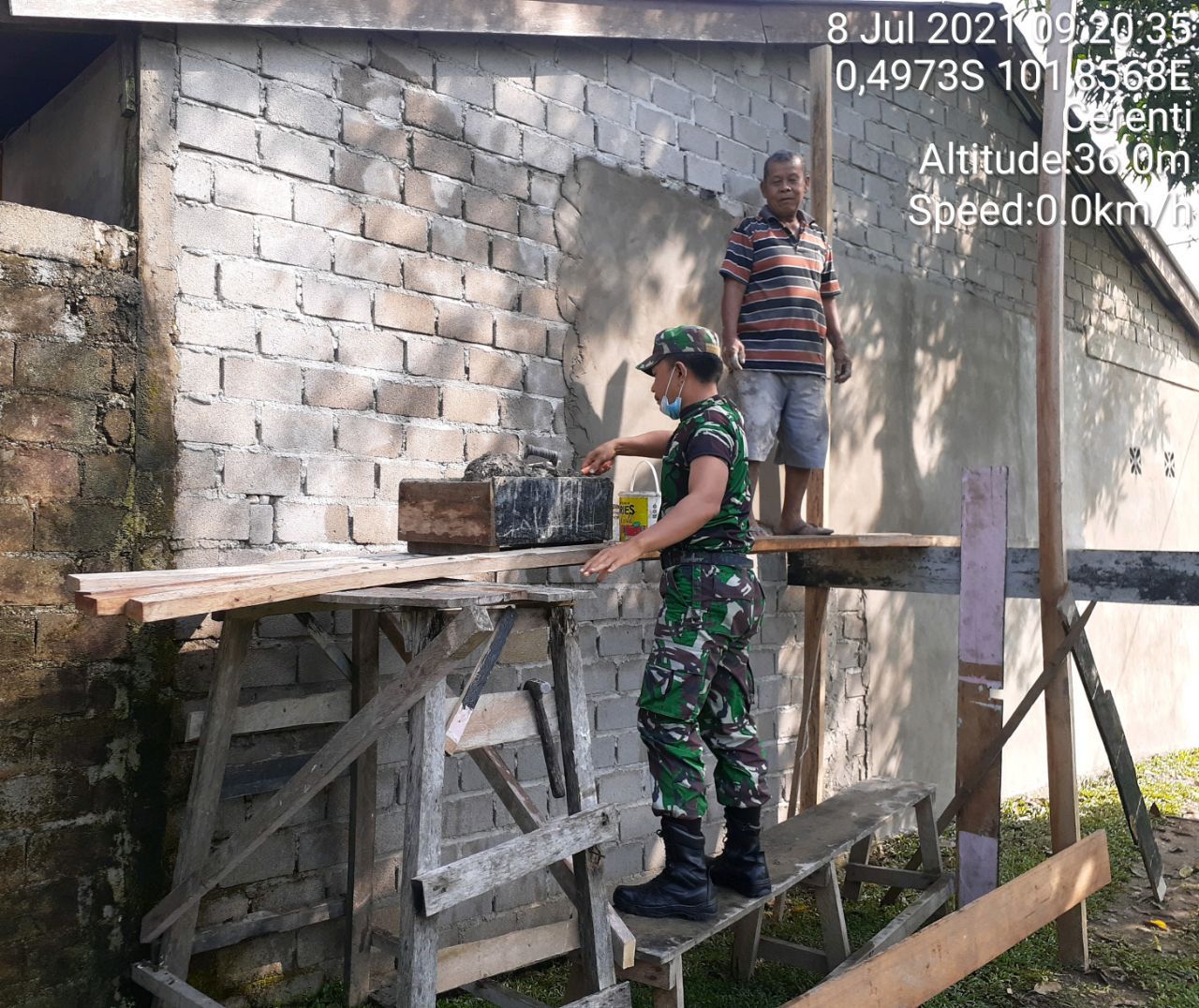 Babinsa 06/Cerenti Dim 0302 /Inhu Bantu Masyarakat Desa Binaan Melanjutkan Pembangunan Buat Rumah