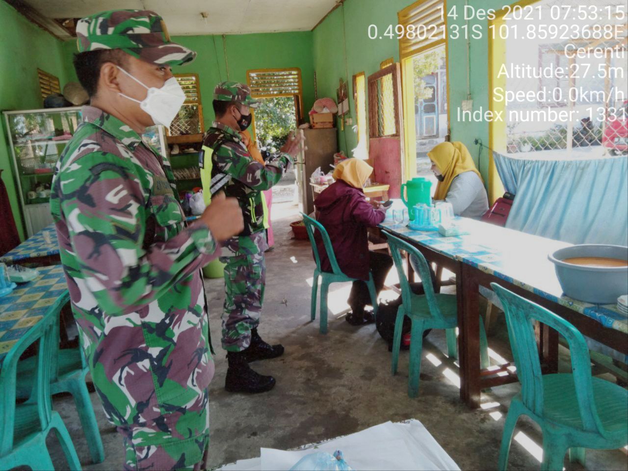 Babinsa Koramil 06/Cerenti Kodim 0302/Inhu  Berikan Sosialisasi Serta Himbauan Kepada Warga Agar Patuhi Prokes Covid-19 di Pesikaian