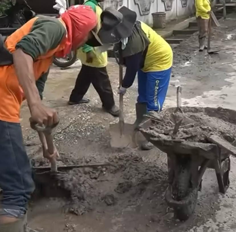 PUPR Pekanbaru Bersihan Drainase di Jalan Harapan Rumbai