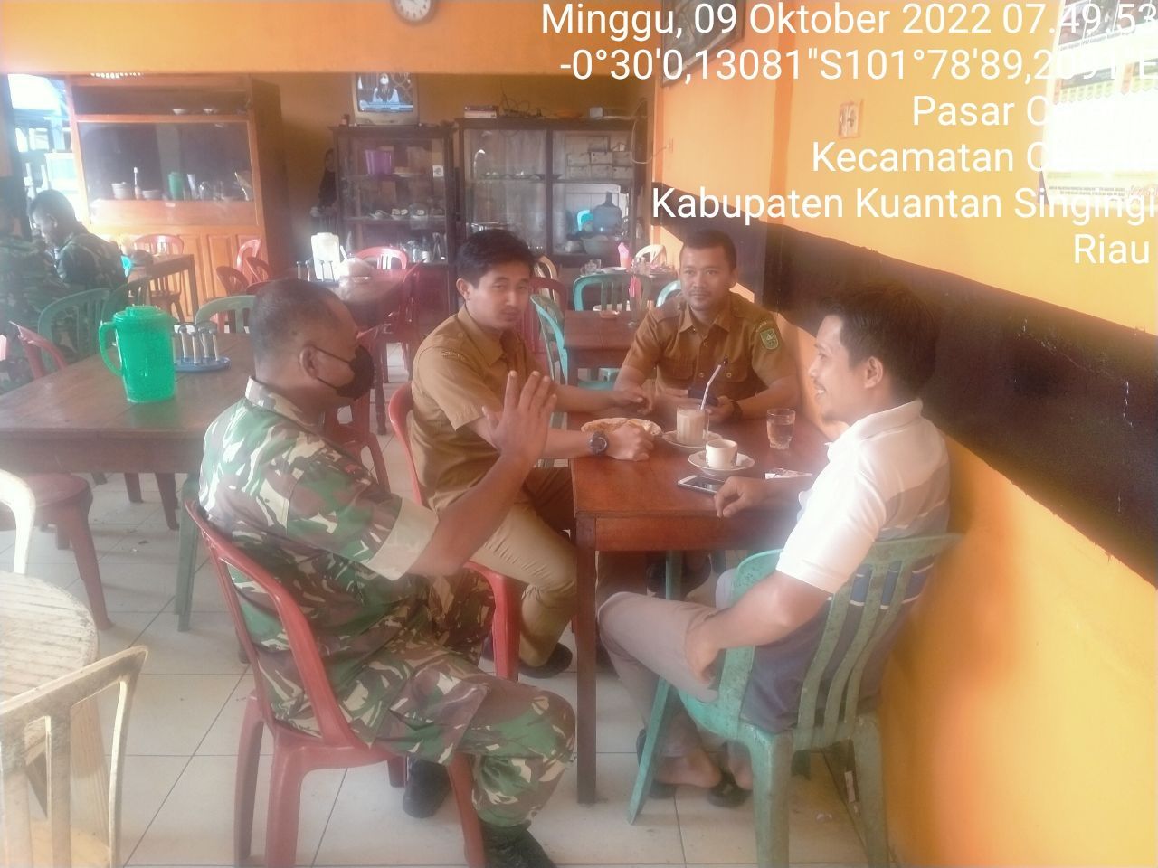 Babinsa Koramil 06/Cerenti Kodim 0302/Inhu,Serda Pirman Komsos Dengan Warga Binaan Memberikan Pengertian Tentang Pentingnya Menjaga Protokol Kesehatan