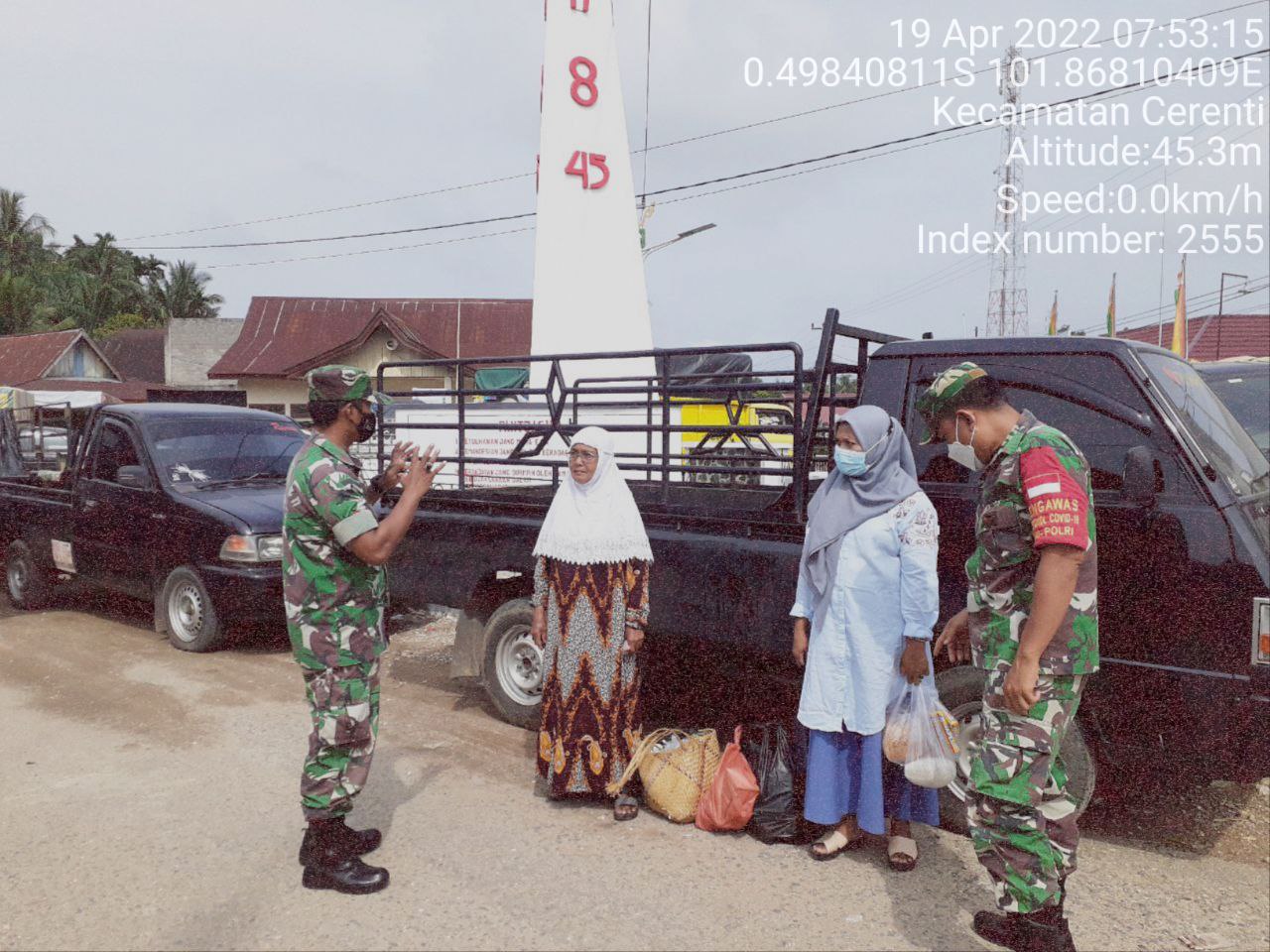 Babinsa Koramil 06/Cerenti Kodim 0302/Inhu Berikan Sosialisasi Serta Himbauan Kepada Warga Agar Patuhi Prokes Covid-19 di Wilayah Teritorialnya