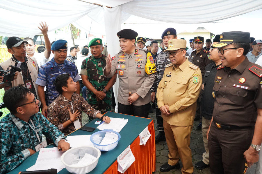 Pastikan Pilkada Berjalan Lancar, Kapolda Riau Tinjau TPS di Pekanbaru