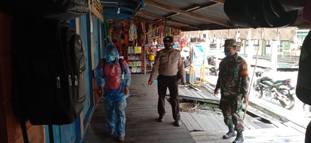 Polsek Kuala Kampar Lakukan Penyemprotan Disinfektan di Pasar Minggu Teluk Dalam