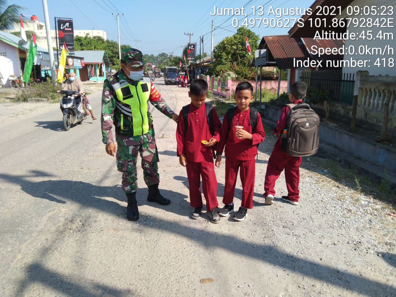 Berikan Rasa Aman, Babinsa Koramil 06/Cerenti Kodim 0302/Inhu Bantu Seberangkan Anak Sekolah Dasar