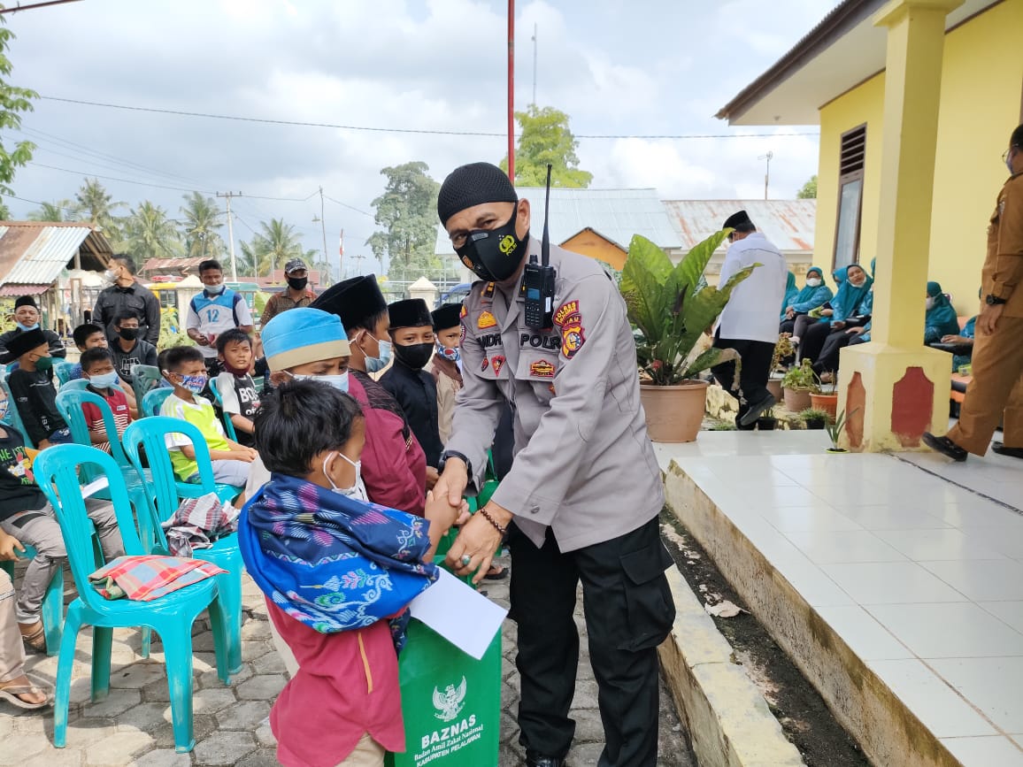 Polsek Pangkalan Kuras Gelar Sunatan Massal di Puskesmas