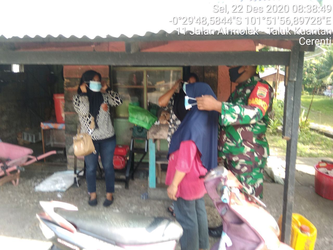 Kepedulian Babinsa Koramil 06/Cerenti Kodim 0302/Inhu Dalam Memutuskan Matarantai Wabah Covid-19