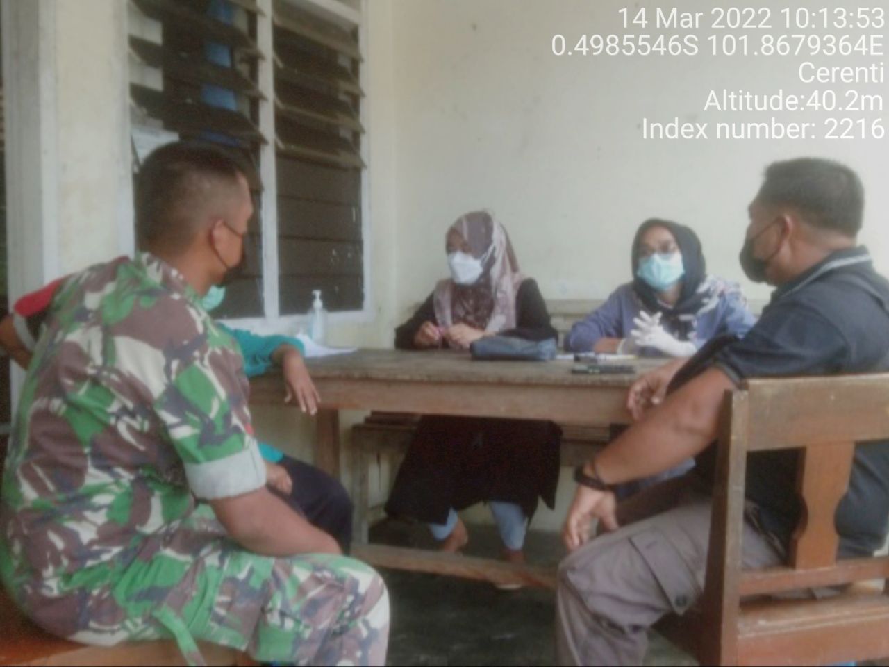 Babinsa Koramil 06/Cerenti  Kodim 0302/Inhu, Kopda Junedi Komsos Dengan Warga Kelurahan Pasar Cerenti Kecamatan Cerenti Kabupaten Kuansing