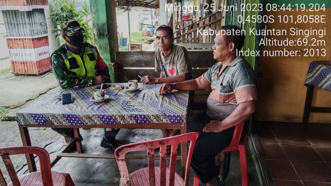 Babinsa Koramil 06 /Cerenti Kodim 03022/Inhu Komsos Dengan Masyarakat Desa Binaan