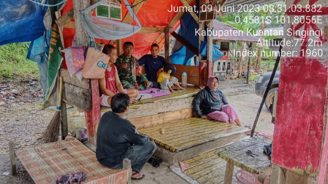 Kopda Irwan Komsos di Desa Bedeng Sikuran Dengan Masyarakat Desa Binaan