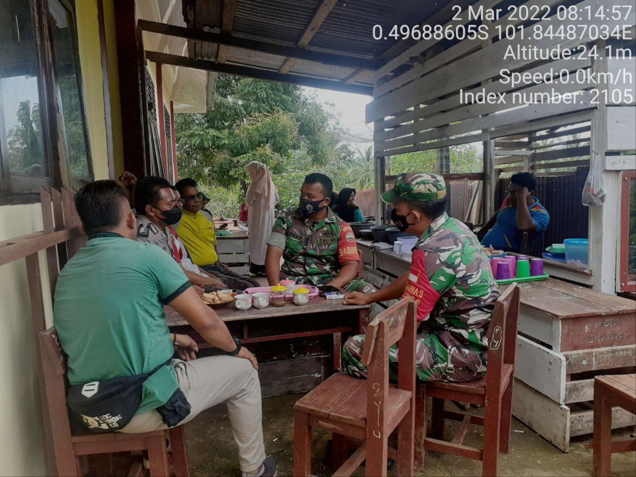 Babinsa Koramil 06/Cerenti  Kodim 0302/Inhu Komsos Dengan Warga Desa Seberang Pulau Busuk Terkait Covid-19