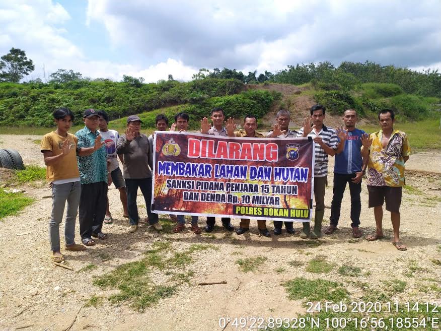 AKP Hermawan Bersama Personil Sosialisasi Pencegahan Karlhutla di Desa Sialang Jaya 