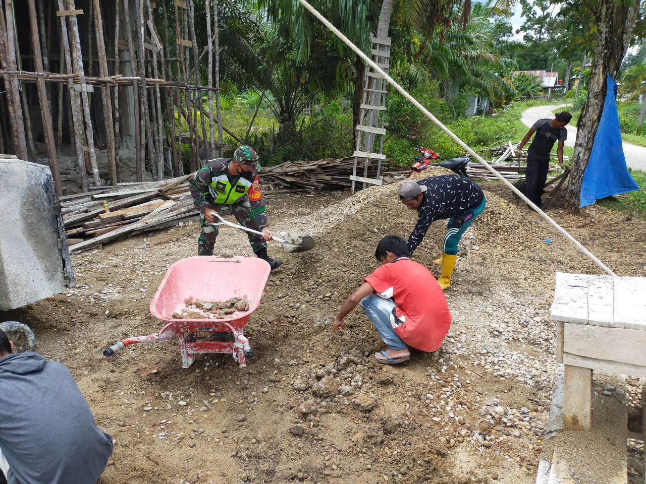 Babinsa Koramil 07/Kuantan Hilir Dim 0302/Inhu Gotong Royong Melanjutkan Pembangunan Masjid