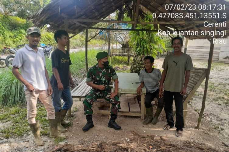 Jalin Komunikasi Dengan Dengan Baik Babinsa Koramil 06/Cerenti Kodim 0302/Inhu Komsos Dengan Warga Binaan Memberikan Pengertian Tentang Pentingnya Menjaga Keamanan