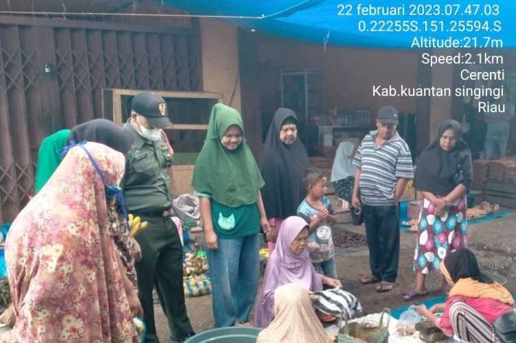 Babinsa Koramil 06/Cerenti Kodim 0302/Inhu, Di Kelurahan Koto Peraku Cerenti Pantau Perkembangan Harga Kebutuhan Pokok Di Wilayah Kecamatan Cerenti