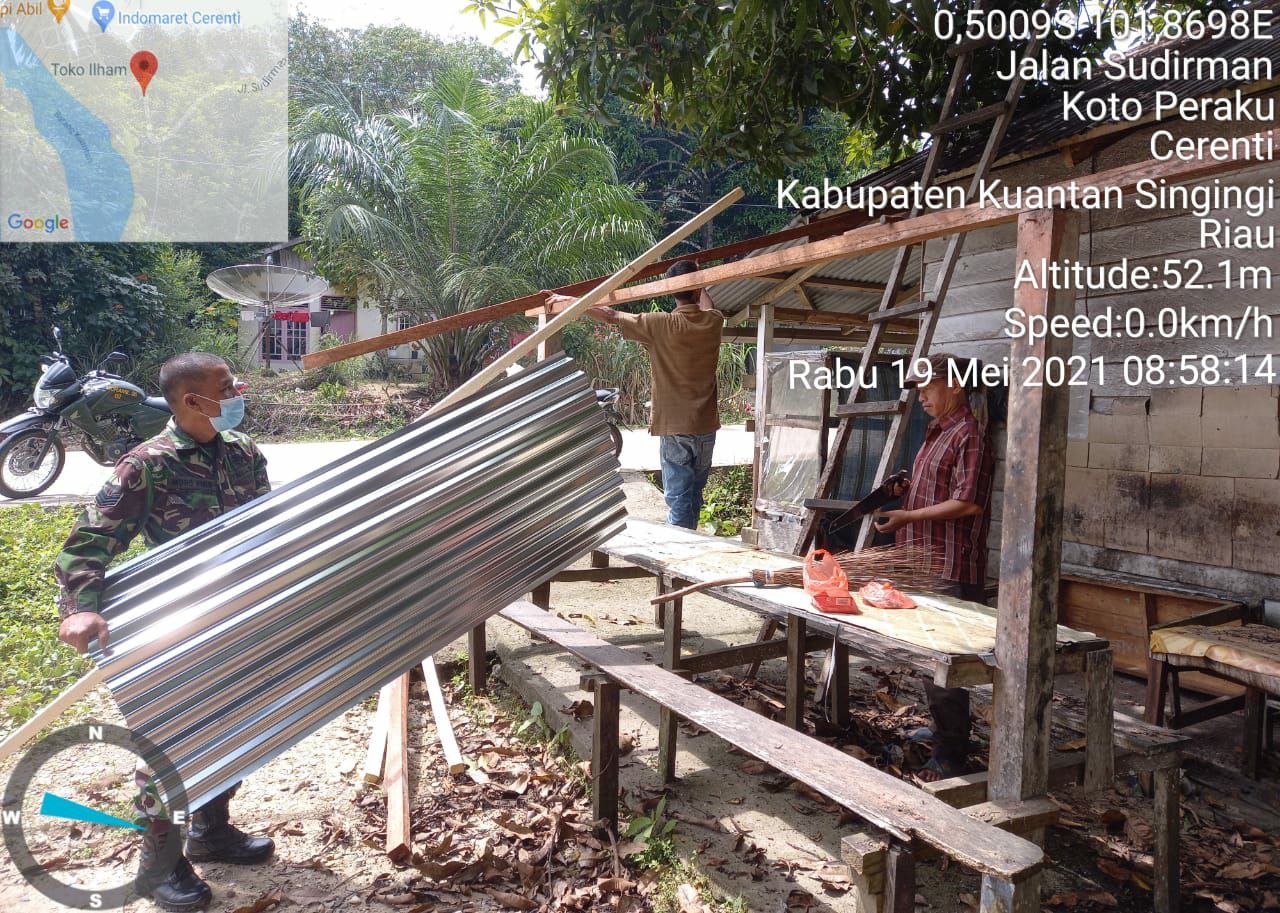 Dukung Usaha Kecil Masyarakat, Babinsa Koramil 06/Cerenti Bantu Dirikan Warung Milik Warga