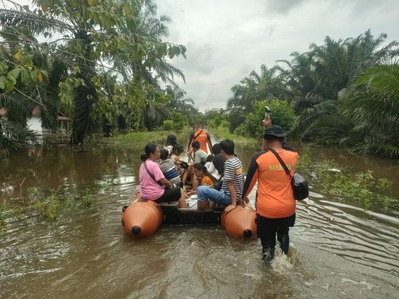 Tim SAR Pekanbaru Evakuasi 43 Warga Terdampak Banjir di Rumbai