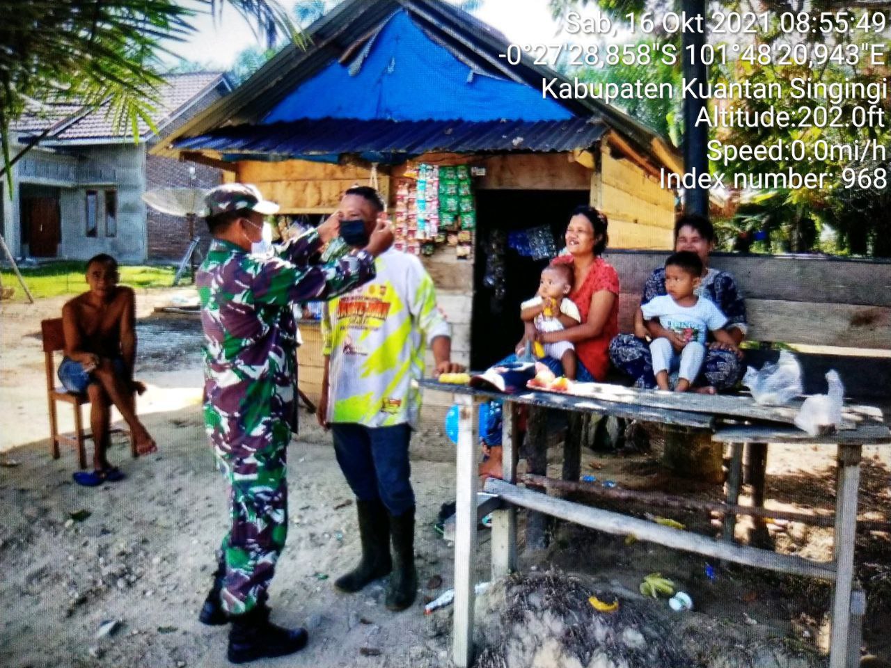 Tegakan Disiplin Protkes Covid-19, Babinsa Koramil 06/ Cerenti Kodim 0302/ Inhu Bagikan Masker Gratis Kepada Warga Desa Binaan Desa Pulau Sipan