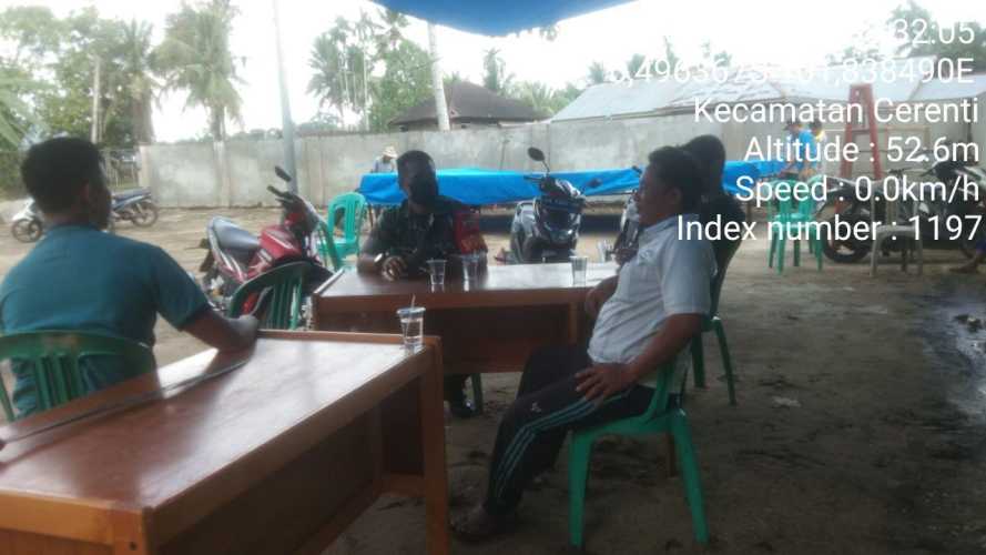 Kopda Junedi Anggota Babinsa Koramil 06/Cerenti Kodim 0302/Inhu Lakukan Komsos Di Kampung Pancasila