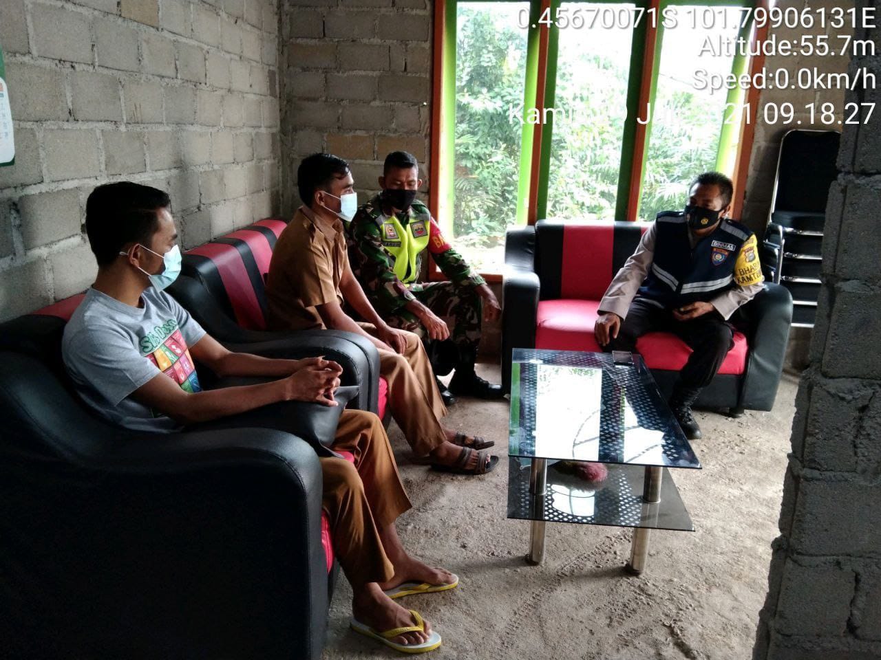 Babinsa Koramil 06/Cerenti Komsos Dengan Sekdes Kampung Baru Koto