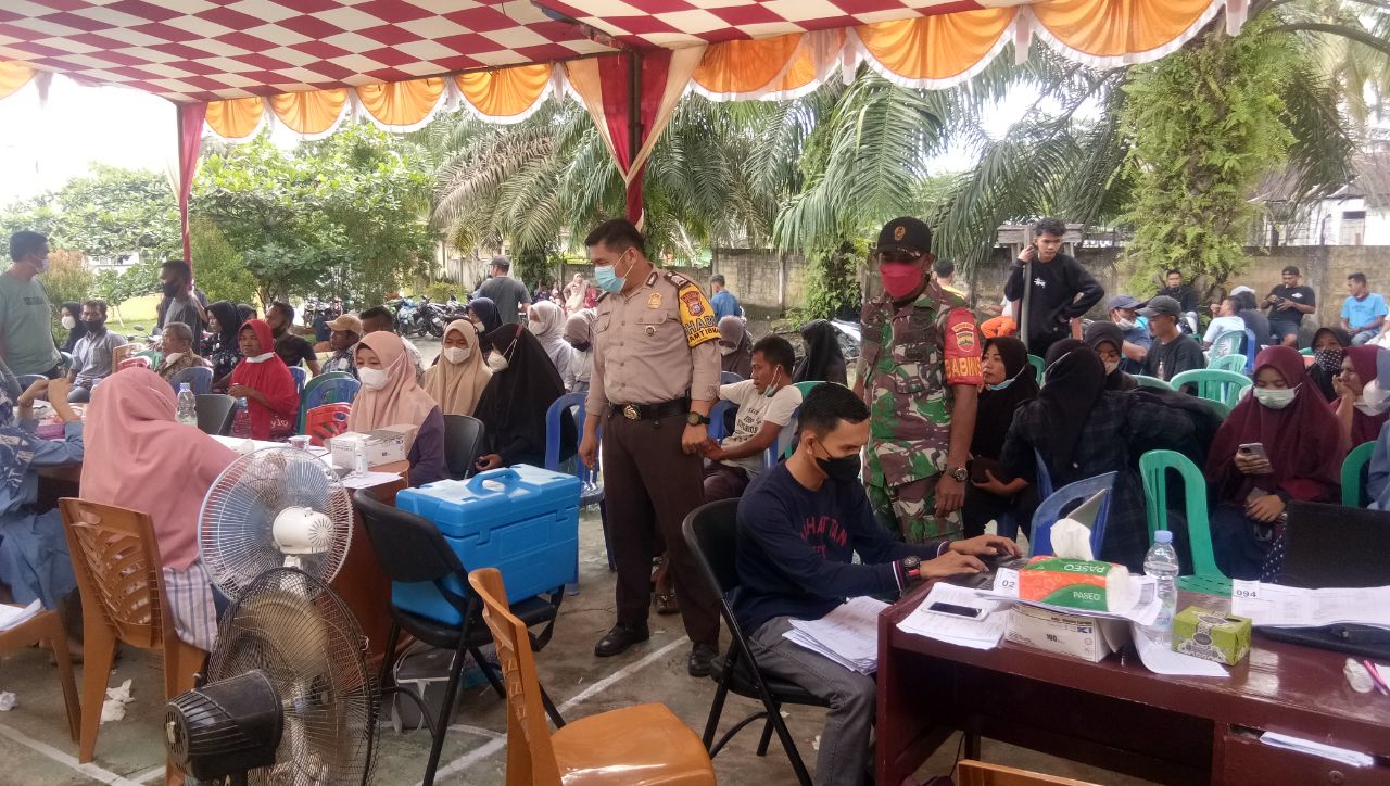 Babinsa Koramil 06/Cerenti Kodim 0302/Inhu Mengikuti Kegiatan Serbuan Vaksinasi di Mapolsek Cerenti
