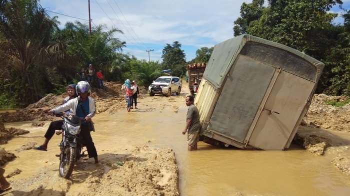 Rusak Parah, Jalan Lintas Selatan di Kecamatan Batang Cenaku Sulit Ditempuh