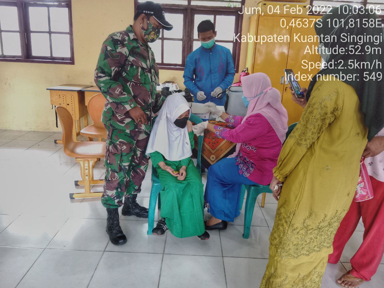 Babinsa Koramil 06/Cerenti Kodim 0302/Inhu Pantau Dan Dampingin Pelaksanaan Vaksin Covid-19 di SD Negeri 012 Lebuh Lurus