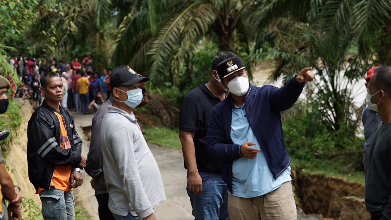 Tinjau Jalan Longsor,Bupati Instruksikan PUPR Bangun Jalan Alternatif