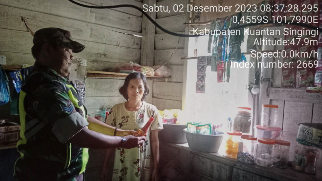 Babinsa Koramil 06/Cerenti  Kodim  0302/Inhu Serka Heriyus Saputera  Pantau  Perkembangan Harga Kebutuhan Pokok Di Wilayah Kecamatan Pasar Inuman