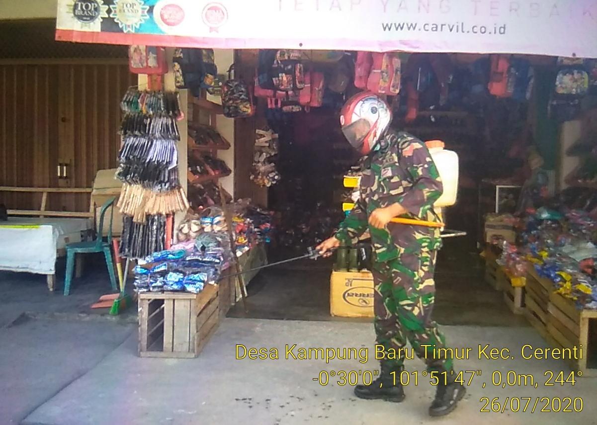 Cegah Penularan COVID-19, Babinsa Koramil 06/Cerenti Dim  0302/Inhu Lakukan Penyemprotan Disinfektan.