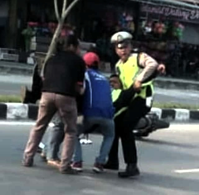 Akibat Kelalaian Pengendara Sepeda Motor Tabrak Polisi yang Sedang Lakukan Razia Rutin