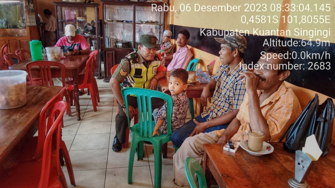 Babinsa Koramil 06/Cerenti  Kodim  0302/Inhu Serka Heriyus Saputera   Laksanakan Komsos Di Kampung Pancasila