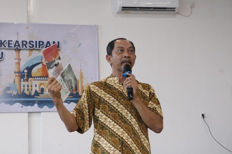 Dispusip Pekanbaru Terima Hibah Buku dari Penulis Bambang Kariyawan Ys