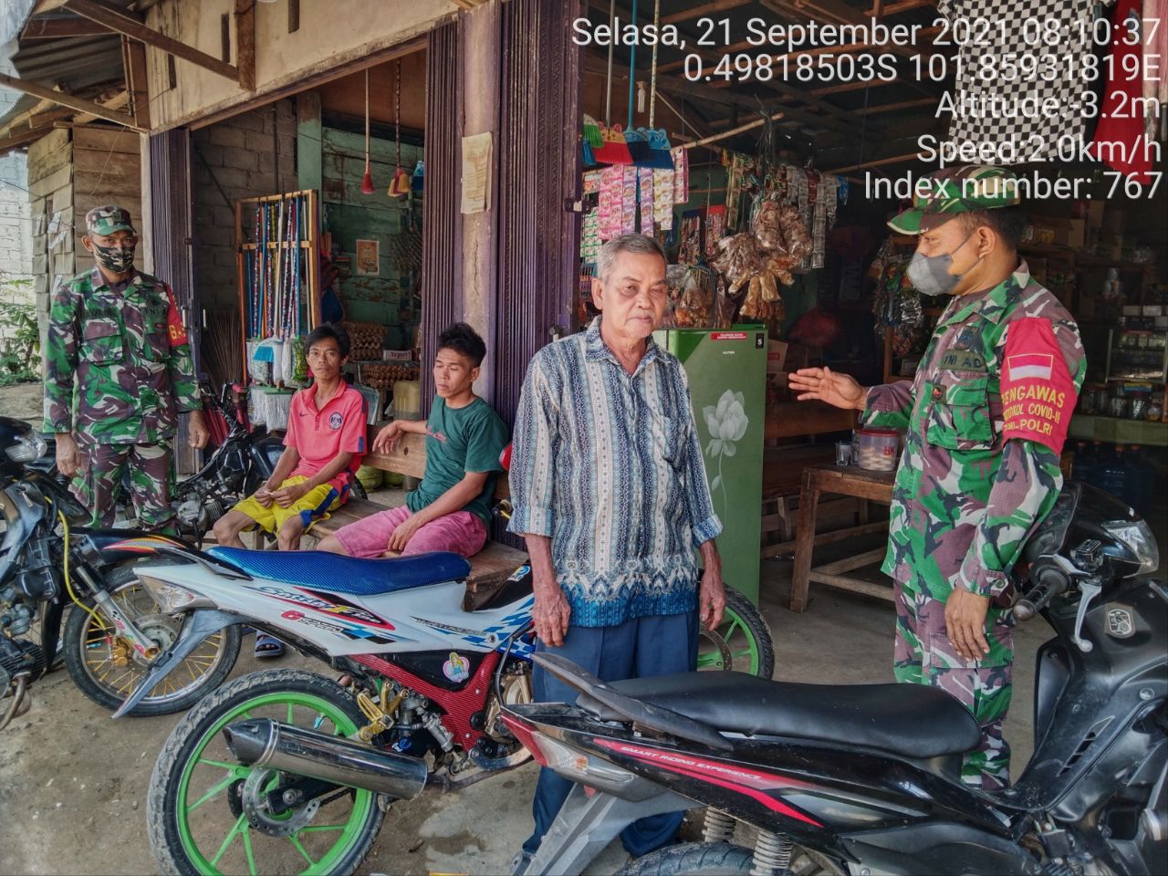 Babinsa Koramil 06/ Cerenti Kodim 0302/ Inhu Himbau Warga Masyarakat Akan Pentingnya Penegakkan Protokol Kesehatan di Bedeng Sikuran