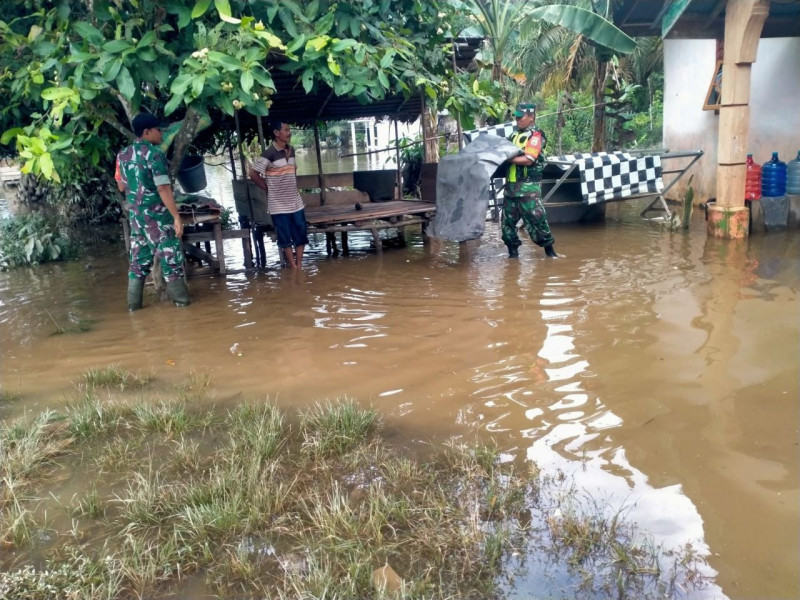 Serda Jama Anur Babinsa Koramil 06/Cerenti Kodim 0302/Inhu Giat Bantu Evakuasi Korban Banjir Di Wilayah Teritorial