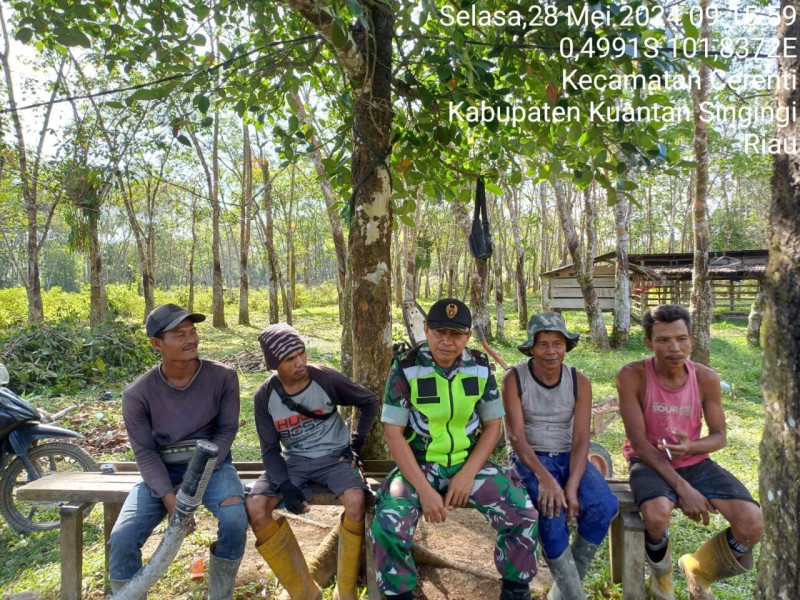 Serka Efison Anggota Babinsa Koramil 06/Cerenti Kodim 0302/Inhu Laksanakan Komsos 