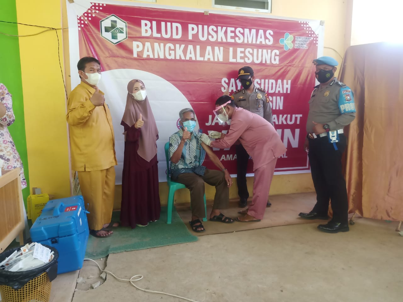 Kapolsek Pangkalan Lesung Dampingi Warga Laksanakan Vaksinisasi